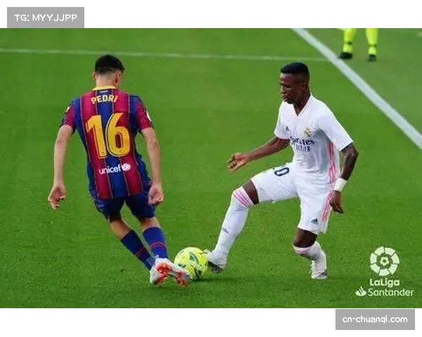 维尼修斯与阿劳霍场上冲突，两人各吃一张黄牌