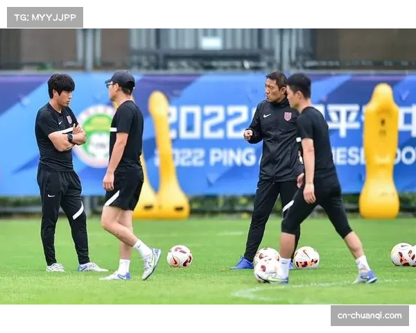 终场哨响，成都蓉城主帅徐正源与裁判组激烈交流